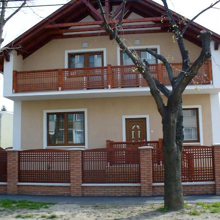 Rózsakert Apartmanház Hajdúszoboszló Esterno foto