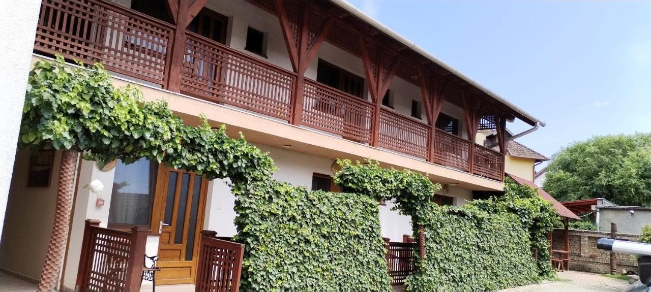 Rózsakert Apartmanház Hajdúszoboszló Esterno foto