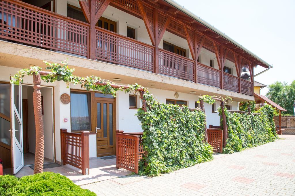Rózsakert Apartmanház Hajdúszoboszló Esterno foto